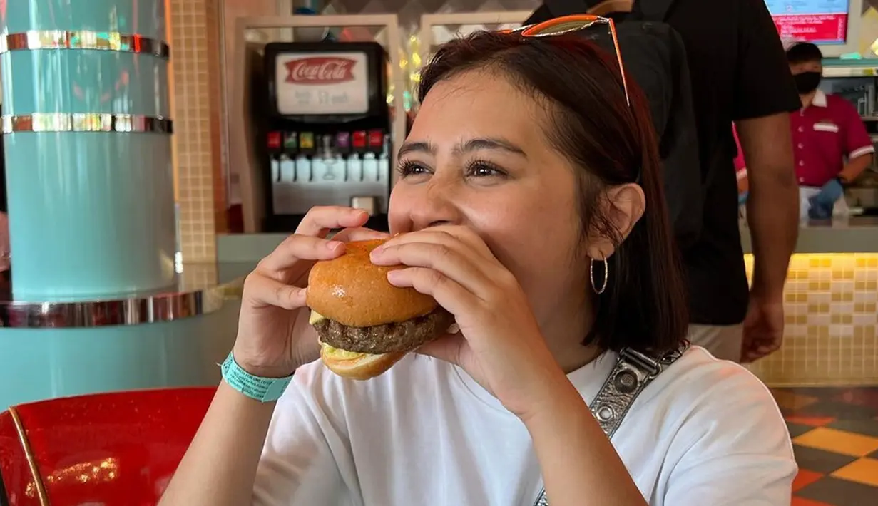 Tidak jaim, Prilly juga membagikan potretnya saat makan burger dengan gigitan besar. Warganet pun tak pernah luput memperhatikan gaya rambut barunya. Bintang sinetron Ganteng-Ganteng Serigala itu disebut makin fresh dengan potongan rambut pendek. (Liputan6.com/IG/@prillylatuconsina96)