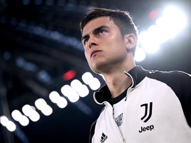 Paulo Dybala akhirnya memutuskan masa depannya untuk merapat ke klub Ibu Kota Italia, AS Roma. Menurut pakar transfer Fabrizio Romano, sang pemain dikontrak selama 3 tahun. Giallorossi mendapatkan Dybala secara gratis usai transfernya di Juventus tidak diperpanjang. Jose Mourinho digadang-gadang merupakan sosok kunci kepindahan penyerang Argentina tersebut. (AFP/Marco Bertorello)