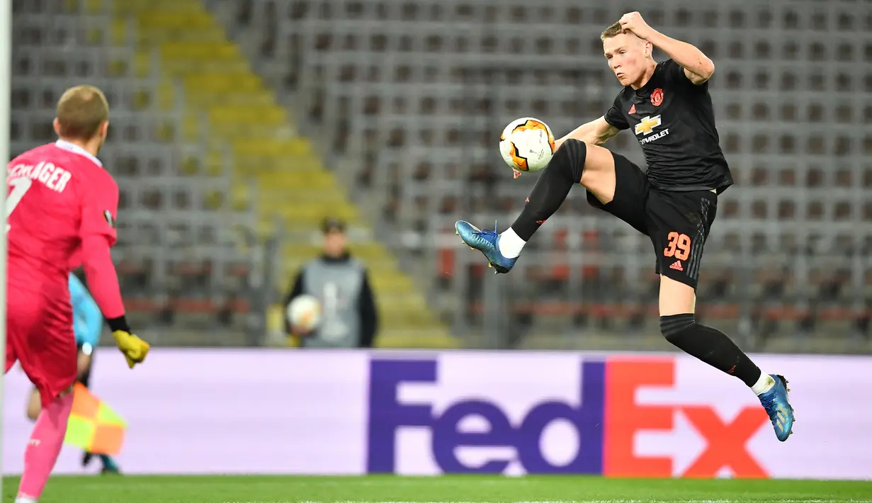 Pemain Manchester United (MU) Scott McTominay berusaha mencetak gol ke gawang LASK Linz pada leg pertama babak 16 besar Liga Europa di Linz, Austria, Kamis (12/3/2020). MU menang 5-0. (JOE KLAMAR/AFP)