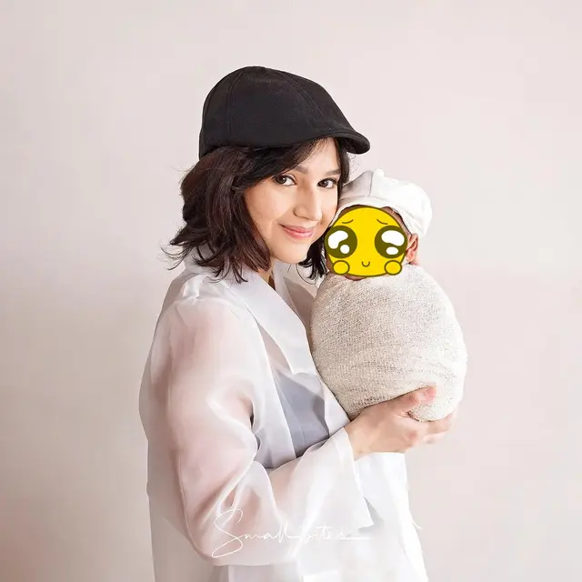 6 Potret Angelica Simperler saat Gendong Anak, Curi Perhatian