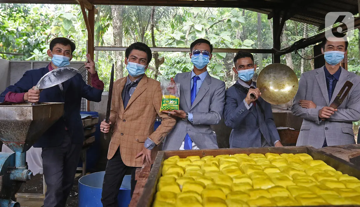 Sejumlah pekerja dengan pakain seperti pekerja kantoran berpose di pabrik tahu kawasan Sukaraja, Kabupaten Bogor, Senin (14/12/2020). Ide ini dilakukan untuk menunjukkan bahwa pekerja industri rumahan juga bisa bekerja dengan rapih dan bersih. (Liputan6.com/Herman Zakharia)