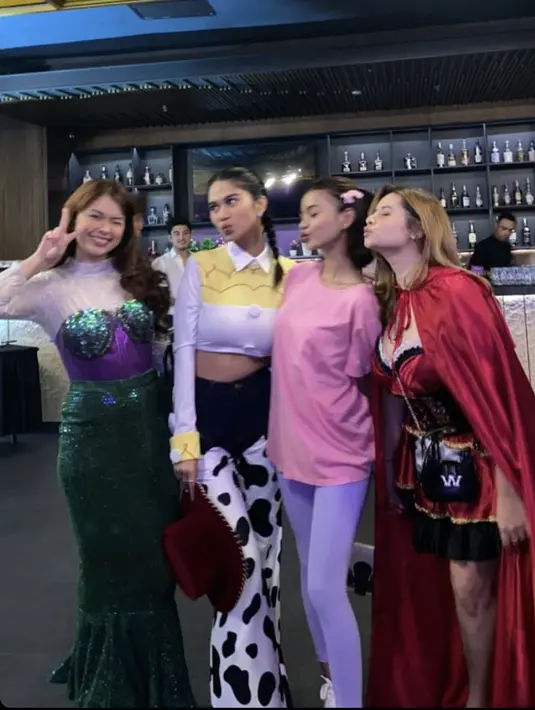 Rebecca tampil dengan busana berbahan sequin warna hijau dengan aksen ungu di bagian atas yang membuatnya tampak seperti Mermaid.  [@rklopperr]