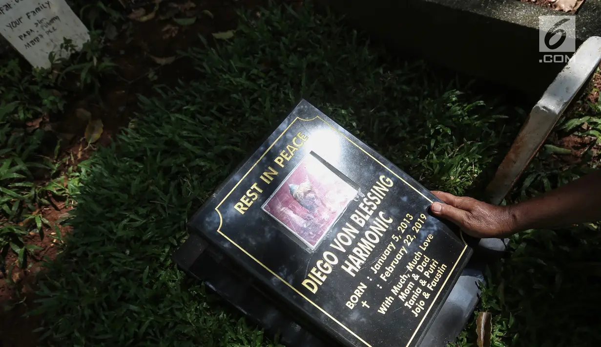 Sebuah batu nisan anjing di pemakaman hewan peliharaan Pondok Pengayom Satwa Jakarta, Senin (8/4). Sebanyak 700 makam di pondok tersebut dirawat dan dipelihara oleh petugas. (Liputan6.com/Fery Pradolo)
