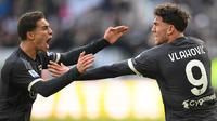 Selebrasi yang dilakukan bomber Juventus, Dusan Vlahovic (kanan) disambut rekannya Kenan Yildiz usai membobol gawang Frosinone pada lanjutan Serie A 2023/2024, Minggu (25/2/2024) malam WIB. (MARCO BERTORELLO / AFP)