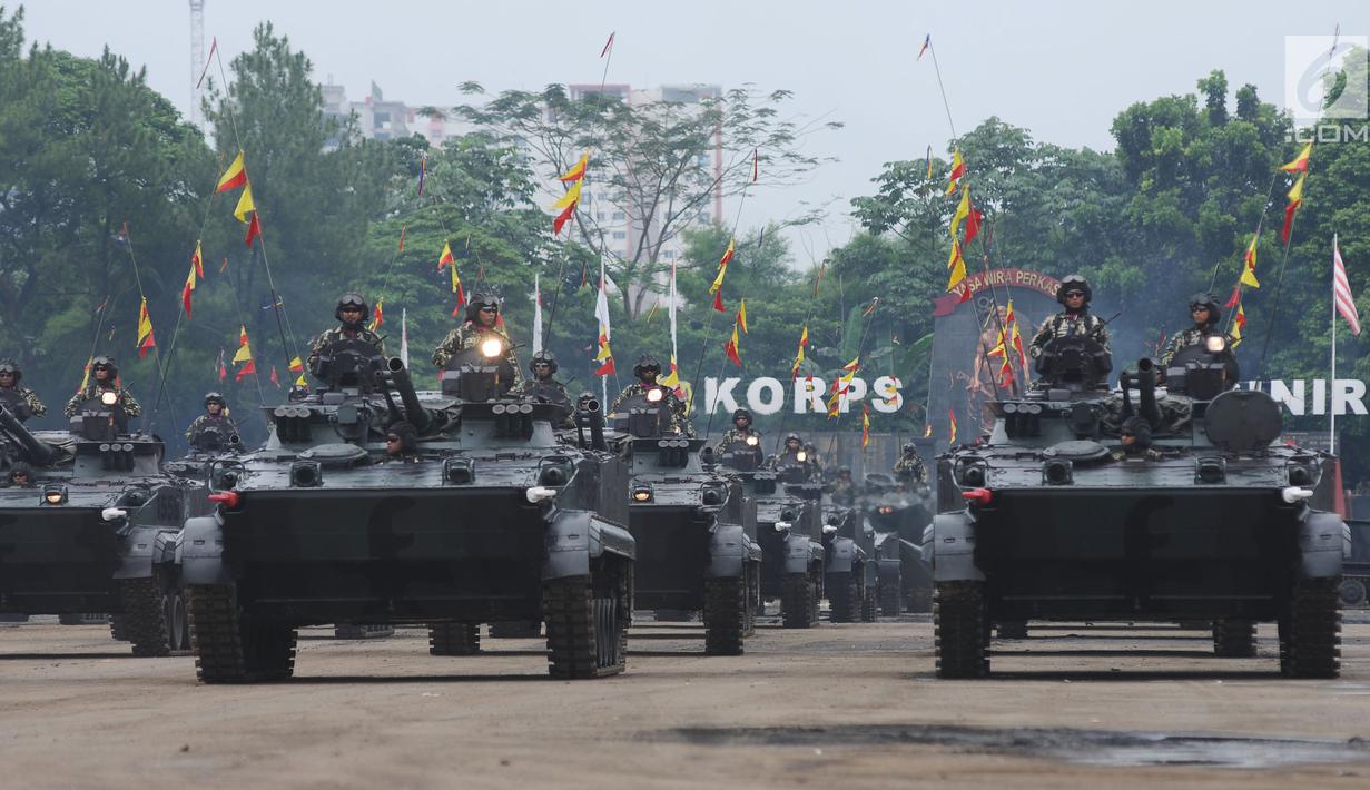 Defile kendaraan tempur Marinir saat upacara HUT Korps Marinir ke-72 di Kesatrian Marinir Hartono, Cilandak, Jakarta, Rabu (15/11). HUT Marinir ke-72 bertema Marinir Prajurit Pejuang dan Profesional. (Liputan6.com/Helmi Fithriansyah)