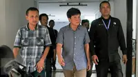 BNN menetapkan Bupati Ogan Ilir, Ahmad Wazir Noviadi (tengah) positif menggunakan narkoba, Jakarta, Senin (14/3/2016). Ahmad Wazir ditangkap di rumahnya di Jalan Musyawarah III, Gandus, Minggu (13/3), sekitar pukul 22.00 WIB. (Liputan6.com/Yoppy Renato)