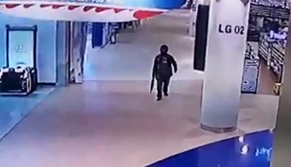 Rekaman CCTV menunjukkan tentara Thailand Jakrapanth Thomma berjalan sambil membawa senjata di mal Terminal 21, Nakhon Ratchasima, Thailand, Sabtu (8/2/2020). Petugas keamanan berhasil menembak mati Jakraphanth Thomma. (MCOT/MCOT Public Company Limited/AFP)