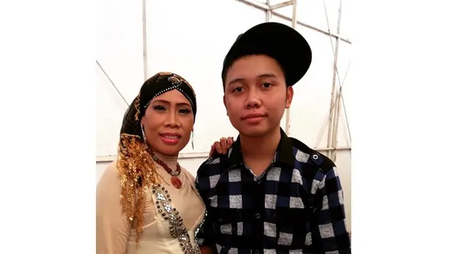 5 Potret Kenangan Omas Bareng Anak-anaknya, Single Parent Panutan