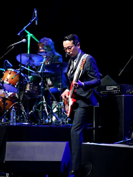 "Apa kabar Jakarta, selamat malam. Sudah siap, angkat tangannya. Let's make Noise Java Jazz Festival," teriak Atshushi Yanaka dihadapan ribuan penonton. (Andy Masela/Bintang.com)