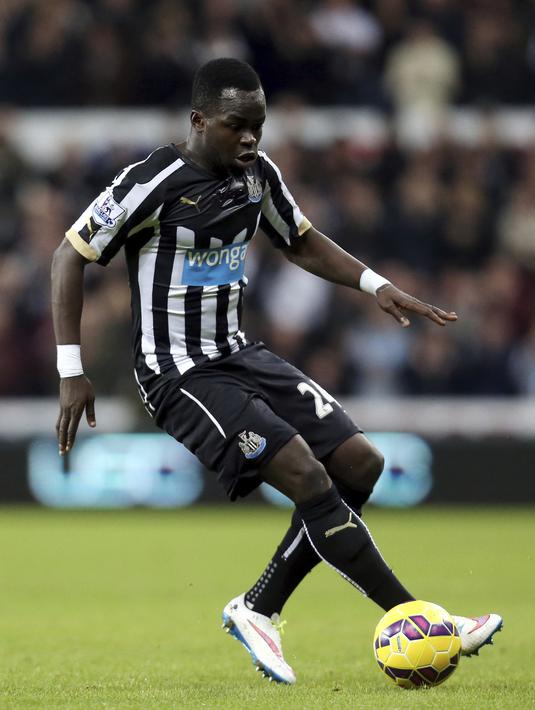Aksi Cheick Tiote saat masih berseragam Newcastle United pada laga Premier League melawan Everton di Saint James Park stadium, Newcastle, (28/12/2014).  (AP/Scott Heppell, file)