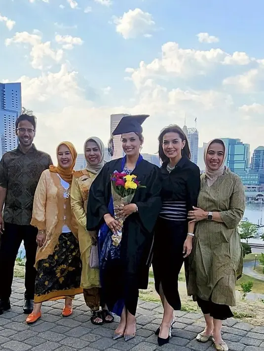 Para kakak pun hadir di momen spesial tersebut, termasuk Najwa yang mengenakan pakaian serba hitam dipadukan obi dan heels Dior. @najwashihab.