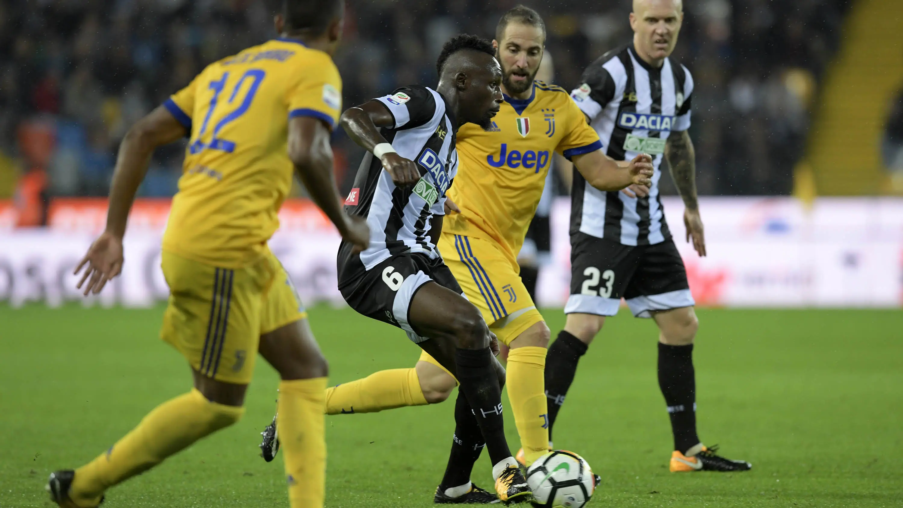 Gelandang Udinese, Fofana Seko, berusaha melewati striker Juventus, Gonzalo Higuain, pada laga Serie A Italia.(AFP/Miguel Medina)