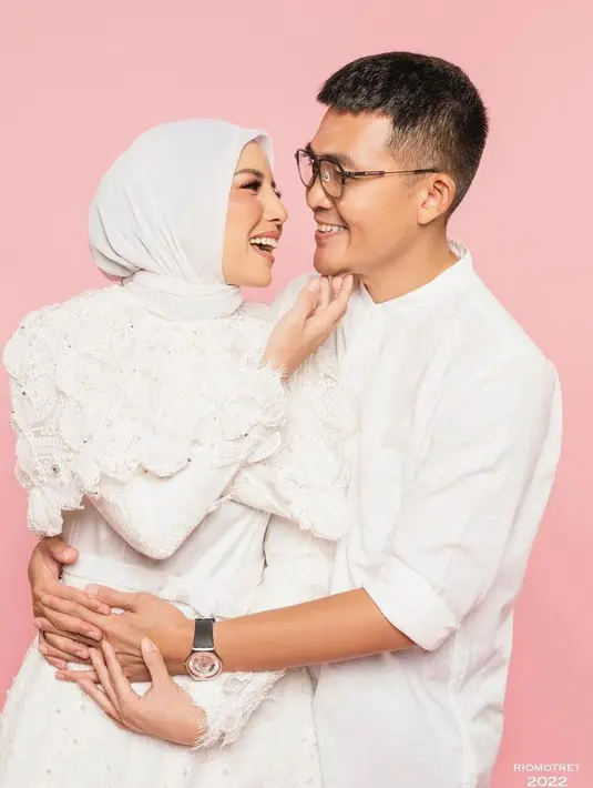 Gak memulu sendiri. Dalam photoshoot kali ini, Tya juga ditemani suami tercintanya, Irfan Ratinggang. Sang suami juga terlihat menggunakan busana putih senada. (Instagram/tyaariestya).