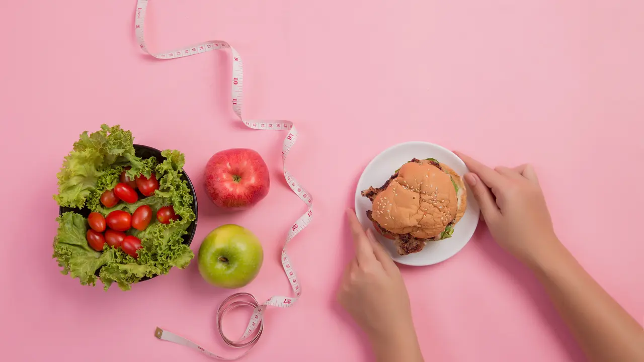 Pilihan makanan antara healthy food dan junk food (Foto Dok: Freepik/jcomp)
