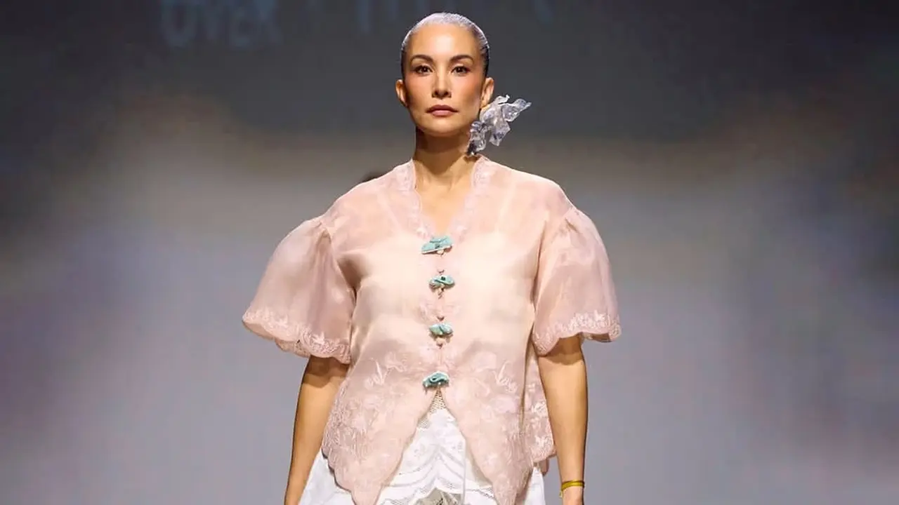 4 Potret Comeback Elegan Nadya Hutagalung di Dubai Fashion Week, Tampil Memukau dengan Koleksi Brand Lokal