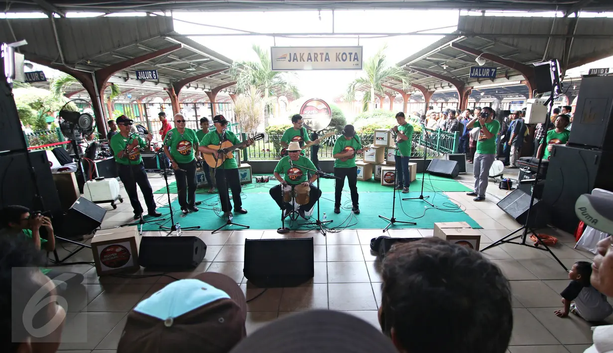 Grup Orkes Pancaran Sinar Petromaks (PSP) bermain musik dalam aksi kampanye Ngamen Anti Korupsi yang diselenggarakan di Stasiun Jakarta Kota (20/5). Acara ini merupakan cara KPK untuk  mengajak publik berantas korupsi. (Liputan6.com/Immanuel Antonius)
