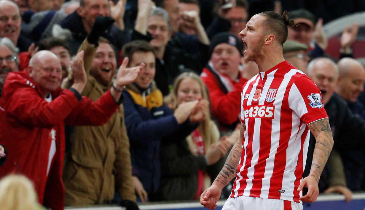 Pemain Stoke City, Marko Arnautovic, merayakan golnya ke gawang Chlesea pada lanjutan Liga Premier Inggris di Stadion Britannia, Stoke, Minggu (8/11/2015) dini hari WIB. (Action Images via Reuters/Ed Sykes)