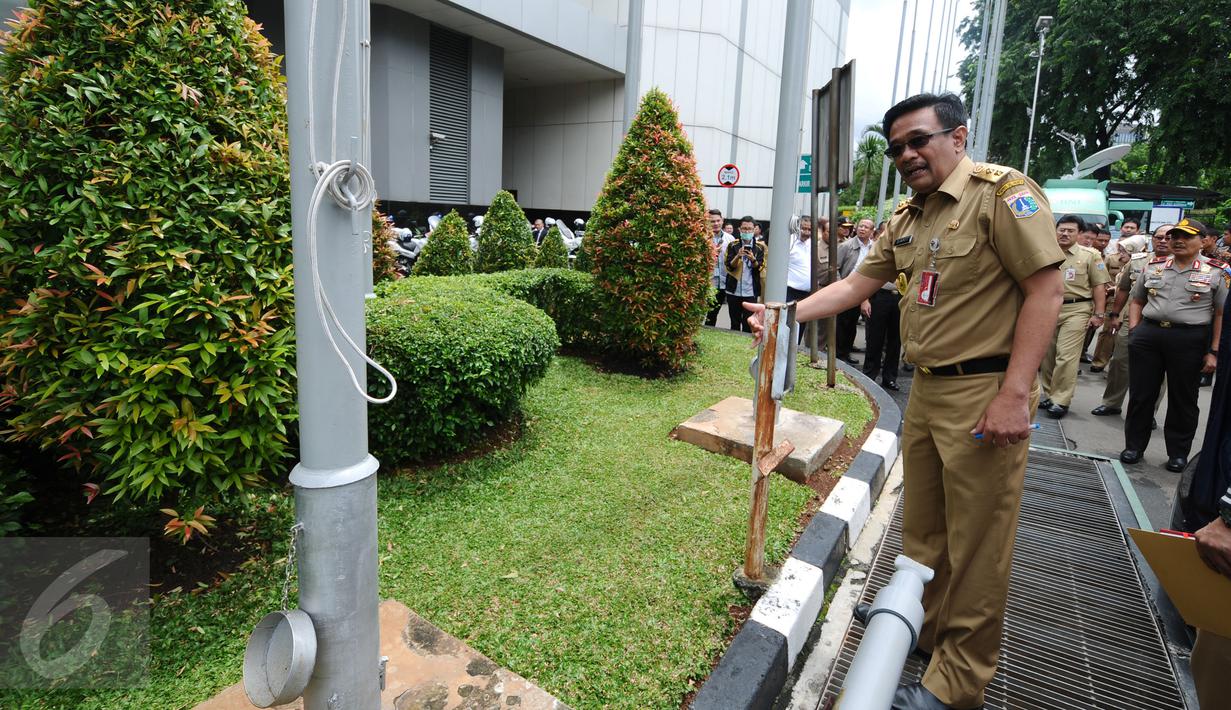 Wagub DKI Jakarta Djarot Saiful Hidayat mengecek kondisi tiang bendera saat inspeksi mendadak di JCC, Selasa (3/1/2016). Tinjauan terkait kesiapan pelaksanaan KTT Luar Biasa OKI pada 6-7 Maret mendatang. (Liputan6.com/Helmi Fithriansyah)