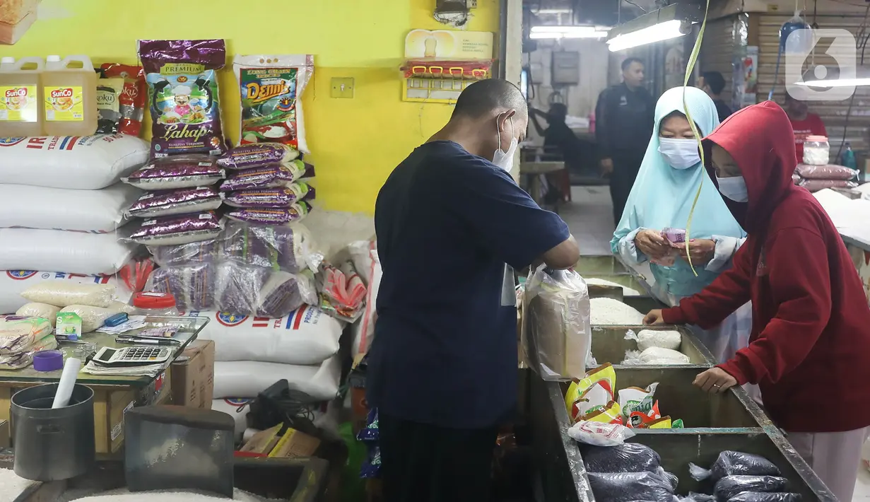 Pedagang sedang melayani pembeli di Pasar Cibubur, Jakarta, Kamis (16/6/2022). Berdasarkan pantauan di Pusat Informasi Harga Pangan Strategis Nasional (PIHPS), terpantau ada beberapa kebutuhan pokok yang harganya naik. (Liputan6.com/Herman Zakharia)