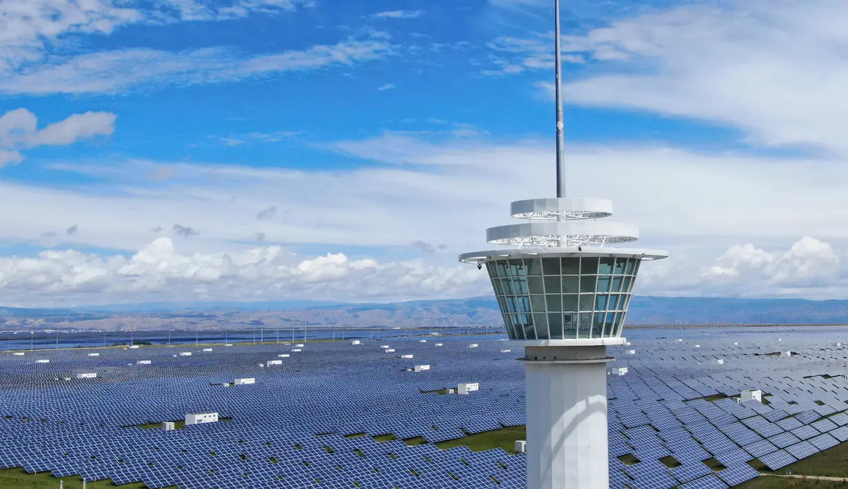 Foto udara menunjukkan pembangkit listrik tenaga surya di kawasan pengembangan industri hijau di Provinsi Qinghai, China (17/8/2020). Pembangkit listrik tenaga surya tersebut tidak hanya menghasilkan listrik tetapi juga membantu meningkatkan pendapatan warga miskin. (Xinhua/Zhang Long)