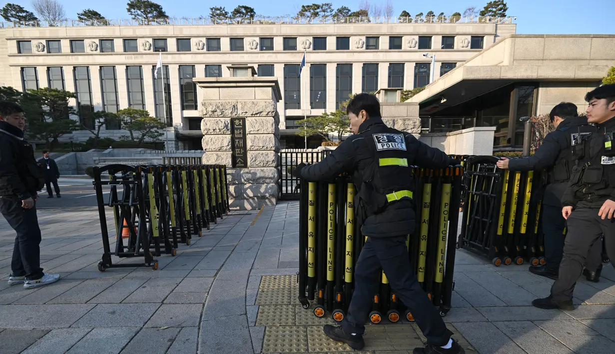 Polisi memasang barikade di depan Mahkamah Konstitusi di Seoul, Korea Selatan pada tanggal 16 Desember 2024. (JUNG YEON-JE/AFP)
