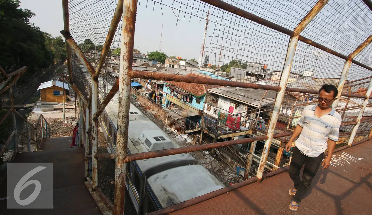 Warga melintasi Jembatan Penyeberangan Orang (JPO) yang rusak di kawasan Tebet, Jakarta, Kamis (5/11). Kondisi jembatan yang sudah berkarat dan berlubang tersebut membahayakan pejalan kaki terutama saat malam hari. (Liputan6.com/Immanuel Antonius)