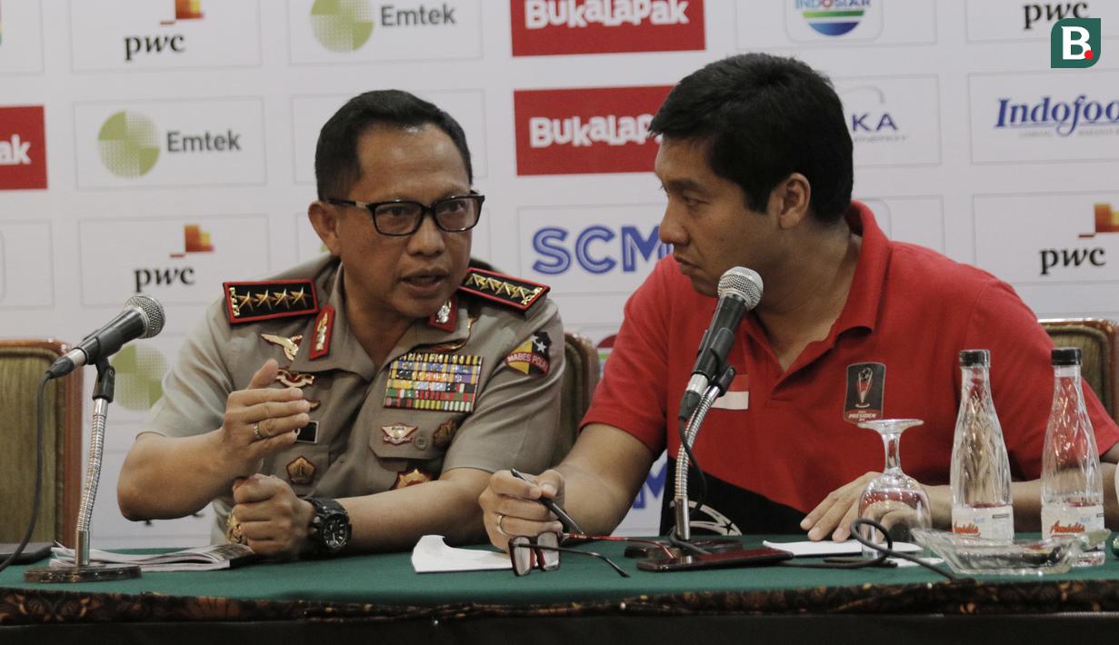 Kapolri, Tito Karnavian berbincang dengan Maruarar Sirait, saat konpers jelang final Piala Presiden 2018 di Hotel Sultan, Jakarta, Kamis (15/2/2018). Final dan semifinal Piala Presiden 2018 akan digelar di SUGBK Jakarta. (Bola.com/M Iqbal Ichsan)