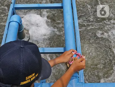 Petugas melakukan pengontrolan di pengolahan air limbah di Jagakarsa, Jakarta, Kamis (19/11/2020). Dinas Sumber Daya Air DKI Jakarta menyiapkan Sistem Pengelolaan Air Limbah Domestik Terpusat (SPALD-T) skala perkotaan dan permukiman. (Liputan6.com/Herman Zakharia)