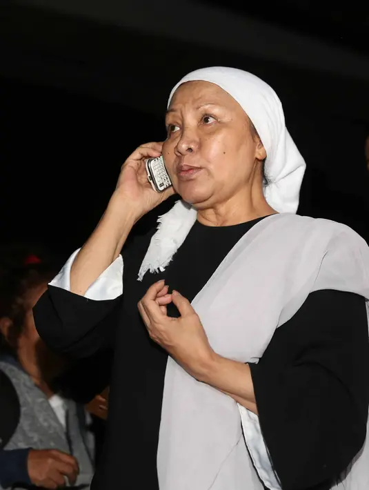 Ratna mengaku senang lantaran putrinya bisa melahirkan secara normal. Apalagi kalau dilihat dari struktur tulang punggungnya yang lumayan miring dan biasanya kesulitan melahirkan normal. (Nurwahyunan/Bintang.com)