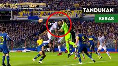 Berita video momen tandukan keras bek klub Brasil, Cruzeiro, Dede, yang mengenai kepala kiper klub Argentina, Boca Juniors, Esteban Andrada, pada leg I perempat final Copa Libertadores, Rabu (19/9/2018).