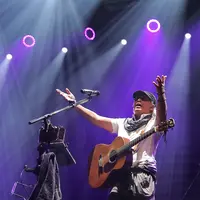 "Ini pertama kali saya main di sini setelah 13 tahun Java Jazz. Baru kali ini diundang dan jadi baper saya nih," ucap Iwan Fals membuka penampilannya dengan lagu Yang Terlupakan. (Bambang E. Ros/Bintang.com)