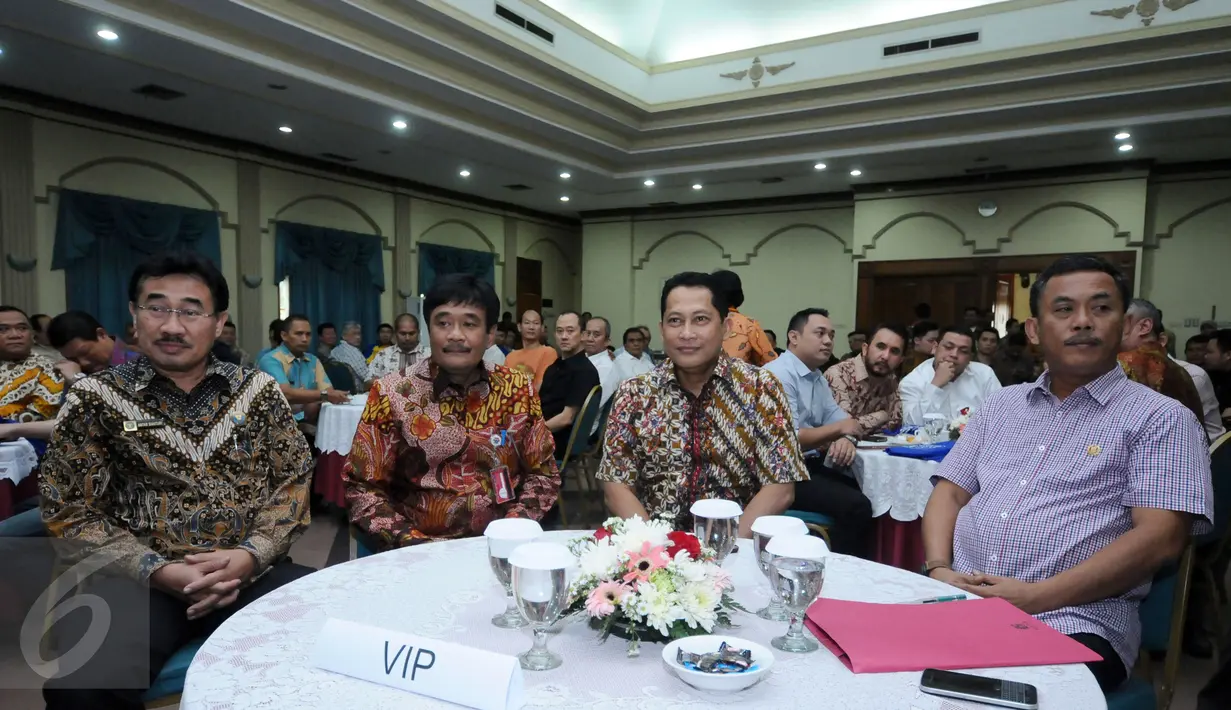 Kepala BNN Komjen Pol Budi Waseso (kedua kanan) duduk bersama Wagub, Djarot Saiful Hidayat untuk mengikuti rakor dengan pengusaha hotel dan tempat hiburan se Jakarta di Halim Perdanakusuma, Jumat (18/12/2015). (Liputan6.com/Helmi Fithriansyah)