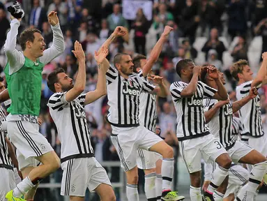 Para pemain Juventus merayakan kemenangan atas Palermo pada laga Serie A di Stadion Juventus, Turin, Minggu (17/4/2016). Juve berhasil menang 4-0 atas Palermo. (AFP/Marco Bertorello)