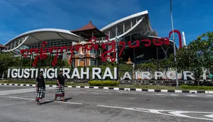 Dua penjaga keamanan tradisional Bali, yang secara lokal dikenal sebagai Pecalang, berpatroli selama Hari Raya Nyepi Tahun Baru Saka 1945 di luar bandara internasional Ngurah Rai di Badung di pulau resor Bali pada 22 Maret 2023. (AFP/DICKY BISINGLASI)