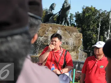 Sejumlah massa aksi gabungan dari Save NKRI berunjuk rasa di sekitar patung kuda di jalan Merdeka Barat, Jakarta, Minggu (8/1). Dalam aksinya tersebut massa menuntut di bubarnya FPI (Front Pembela Islam). (Liputan6.com/Helmi Affandi)