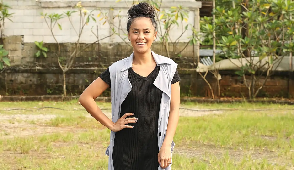 "Dari awal aku main film, semua horor. Nggak tahu muka ku yang horor kali atau gimana ya. Terima-terima saja sih," ceplos Lia Waode, di kawasan Thamrin, Jakarta Pusat, Rabu (26/4/2017). (Bambang E. Ros/Bintang.com)