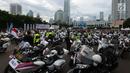 Anggota polisi dengan motor gede bersiap mengikuti kegiatan Millennial Road Safety Festival di Jalan Sudirman, Jakarta, Sabtu (16/3). Ribuan komunitas motor touring bersama sebagai puncak Millennial Road Safety Festival. (merdeka.com/Imam Buhori)