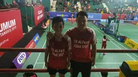 Alfindo, pebulu tangkis kidal dan sang pelatih Sigit usai pertandingan Audisi Umum Beasiswa Bulu Tangkis (Liputan6.com/Defri Saefullah)