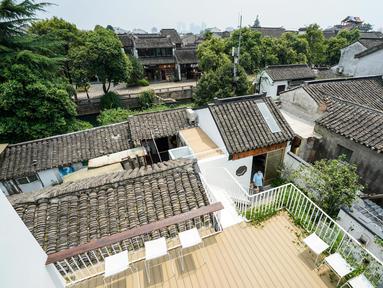 Pemandangan bagian dalam Hotel Gusu Yard di Suzhou, Provinsi Jiangsu, China Timur (29/7/2020). Pemerintah daerah Suzhou telah meningkatkan upaya dalam perlindungan dan pemanfaatan rumah-rumah hunian tradisional, dan mempromosikan pengembangan penginapan yang teratur. (Xinhua/Li Bo)