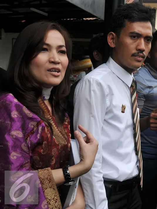 Komisioner KPAI, Erlinda dan Asrorun Ni'am Sholeh menjawab pertanyaan wartawan terkait Kasus Saipul Jamil di Polsek Kelapa Gading, Jakarta Utara, Jumat (19/2). Dalam keterangannya KPAI mendesak agar Saipul minta maaf terbuka. (Liputan6.com/Johan Tallo)