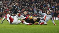 Pemain Arsenal, Alexandre Lacazette (kiri) berebut bola dengan pemain Crystal Palace, Timothy Fosu-Mensah dan Kiper Wayne Hennessey pada lanjutan Premier League di Emirates stadium, London, (20/1/2018). Arsenal menang 4-1. (AP/Frank Augstein)