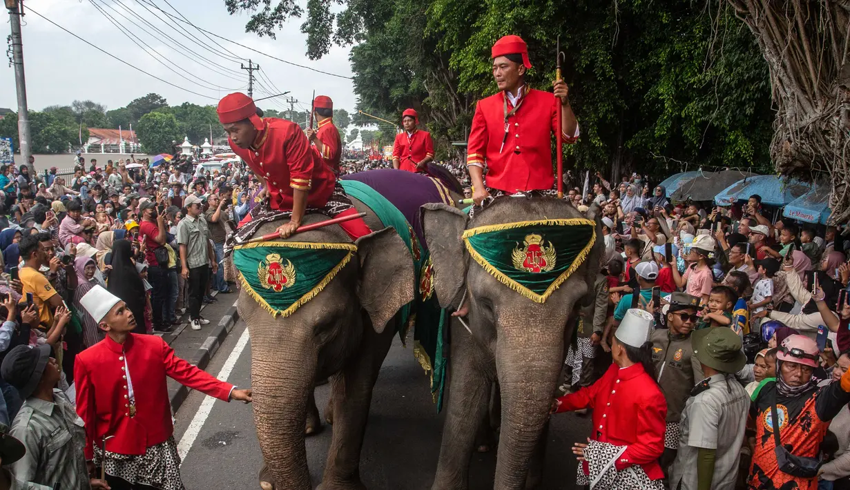Keraton Yogyakarta menggelar prosesi Grebeg Maulud, salah satu budaya Yogyakarta yang rutin dilakukan dalam rangka memperingati hari kelahiran Nabi Muhammad SAW. (DEVI RAHMAN/AFP)