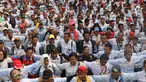 Massa awak mobil tangki (AMT) unjuk rasa di depan gedung Kementerian Ketenagakerjaan, Jakarta, Kamis (6/7). Massa menuntut agar seluruh sopir tangki BBM Pertamina Patra Niaga dan Elnusa Petrofin diangkat karyawan tetap. (Liputan6.com/Immanuel Antonius)