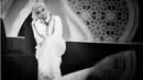 Bukan perkara mudah bagi perempuan yang menekuni karier di dunia entertainment memutuskan untuk mengenakan jilbab. Bahkan banyak selebriti yang melepas jilbab demi kariernya. Rina Nose kini merubah penampilan dengan berhijab. (Instagram/rinanose16)