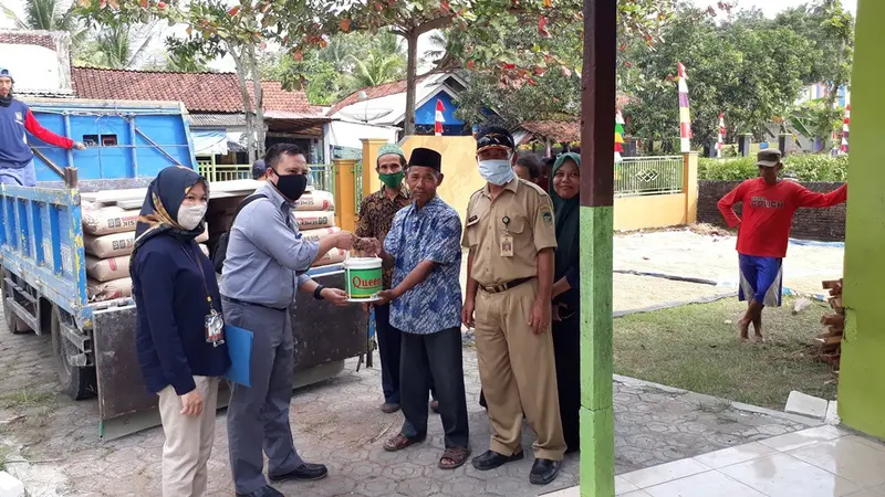 Perwakilan BI Purwokerto menyerahkan bantuan material secara simbolis kepada Kepala Madrasah Miftahul Huda I, Cingebul, Lumbir, Banyumas. (Foto: Liputan6.com/Muhamad Ridlo)