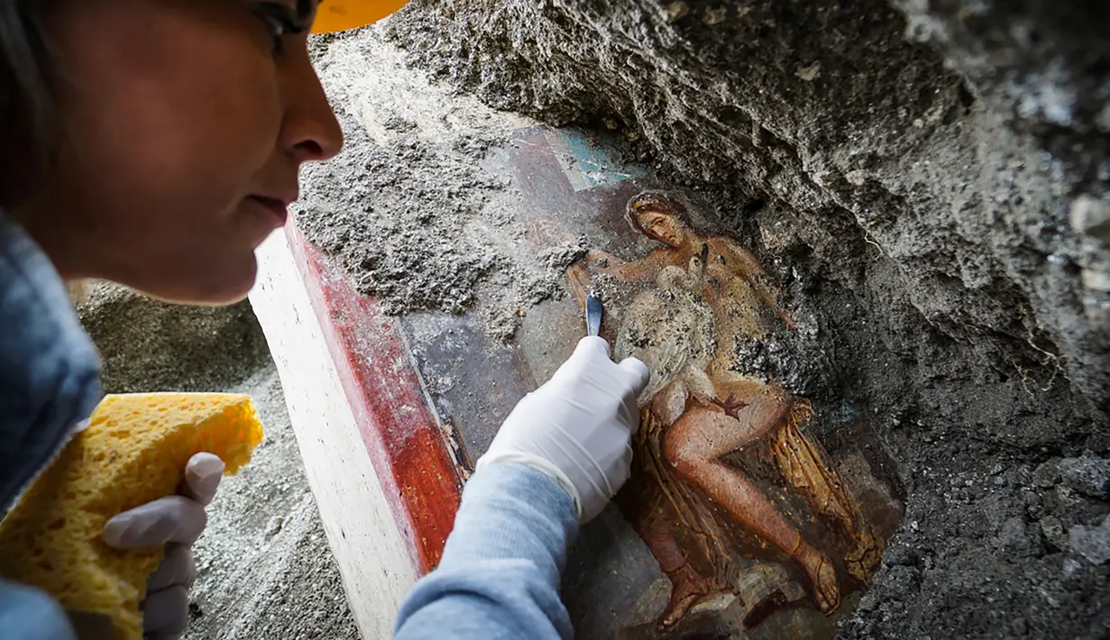 Lukisan "Leda and the Swan" ditemukan di reruntuhan kota kuno Pompeii, Italia 19 November 2018. Adapun temuan terbaru ini berada di Via del Vesuvio, di area situs Regio V.  (CESARE ABBATE/PRESS OFFICE OF THE POMPEII ARCHAEOLOGICAL PARK/AFP)