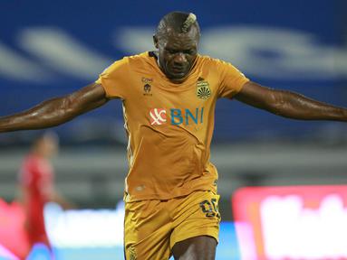 Laga penutup pekan ke-33 BRI Liga 1 yang mempertemukan Bhayangkara FC dan Persija Jakarta di Stadion I Wayan Dipta, Gianyar, Bali, Sabtu (26/3/2022) berakhir imbang 1-1. Dua gol yang tercipta dicetak dua striker beda angkatan, Taufik Hidayat dan Herman Dzumafo. (Bola.com/M Iqbal Ichsan)