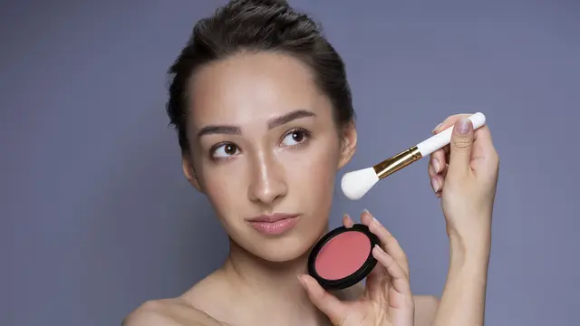Blush yang patchy bisa dihindari dengan teknik aplikasi yang tepat