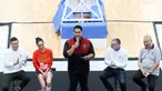 Menteri Pemuda dan Olahraga Dito Ariotedjo (tengah), Executive Director FIBA David Crocke (kedua kanan), Brand Ambassador FIBA World Cup 2023 Cinta Laura (kedua kiri), Ketua Umum Perbasi Danny Kosasih (kanan), Perwakilan FIBA Indonesia Cahyadi Wanda (kiri) saat mengumumkan Brand Ambassador baru untuk FIBA World Cup 2023 di Indonesia Arena, Senayan, Jakarta, Selasa (11/7/2023). (Liputan6.com/Herman Zakharia)