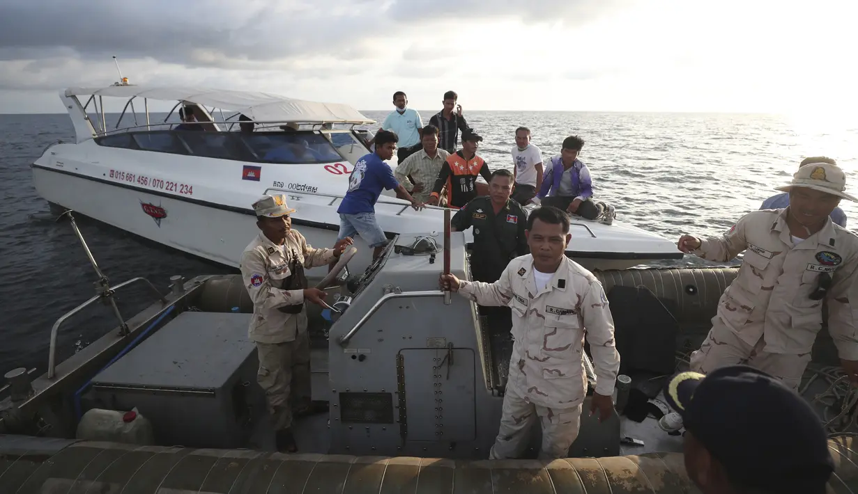 Tentara Kamboja bersiap melanjutkan pencarian warga negara Inggris Amelia Bambridge di pulau Koh Rong di barat daya Kamboja (29/10/2019). Amelia Bambridge hilang ketika menghadiri pesta pantai di pulau Koh Rong yang diikuti wisatawan dari berbagai negara. (AP Photo/Heng Sinith)